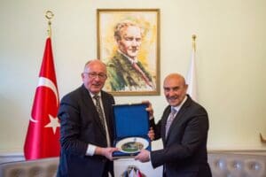 Bel&ccedil;ika'nın Ankara B&uuml;y&uuml;kel&ccedil;isi Paul Huynen, İzmir B&uuml;y&uuml;kşehir Belediye Başkanı Tun&ccedil;