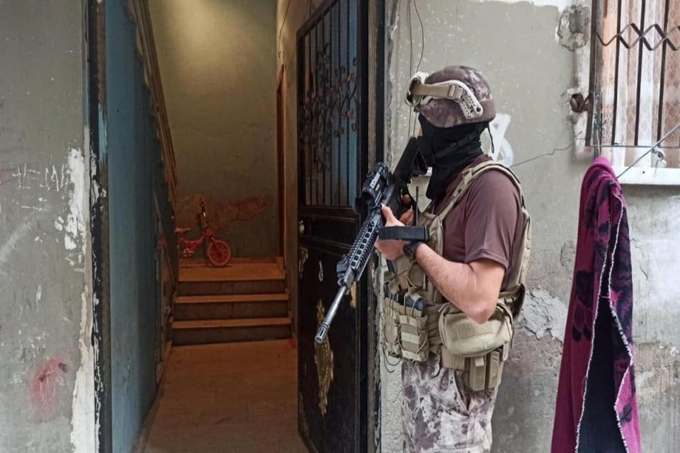 Mersin'de PKK/KCK ter&ouml;r &ouml;rg&uuml;t&uuml;ne y&ouml;nelik y&uuml;r&uuml;t&uuml;len soruşturma &ccedil;er&ccedil;evesinde hakkında g&ouml;zaltı