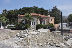 İzmir'in Bayraklı ilçesindeki tarihi Saime Sultan Yalısı’nın bahçe ve kıyı