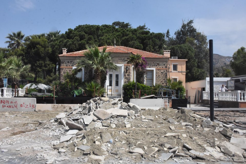 İzmir'in Bayraklı ilçesindeki tarihi Saime Sultan Yalısı’nın bahçe ve kıyı