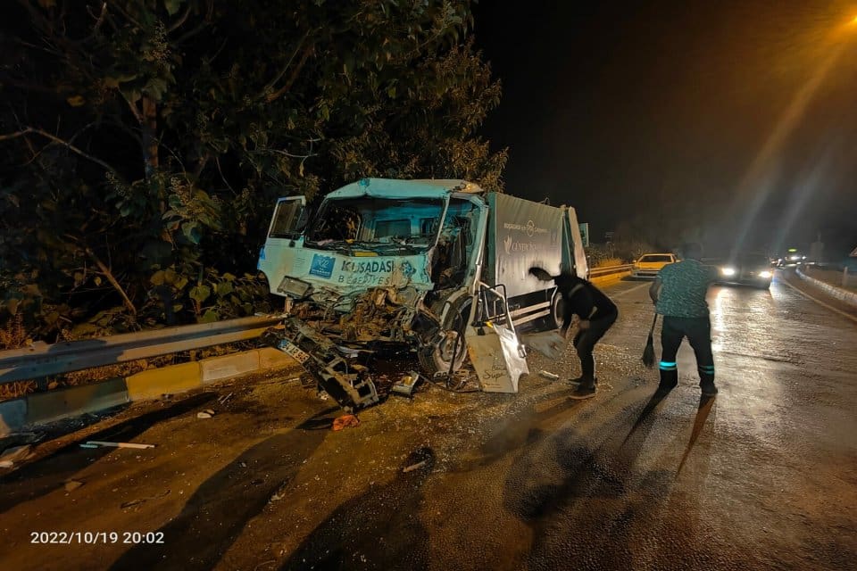 Aydın'ın Kuşadası il&ccedil;esinde, s&uuml;r&uuml;c&uuml;s&uuml;n&uuml;n kontrol&uuml;nden &ccedil;ıkarak kırmızı ışıkta bekleyen TIR'a