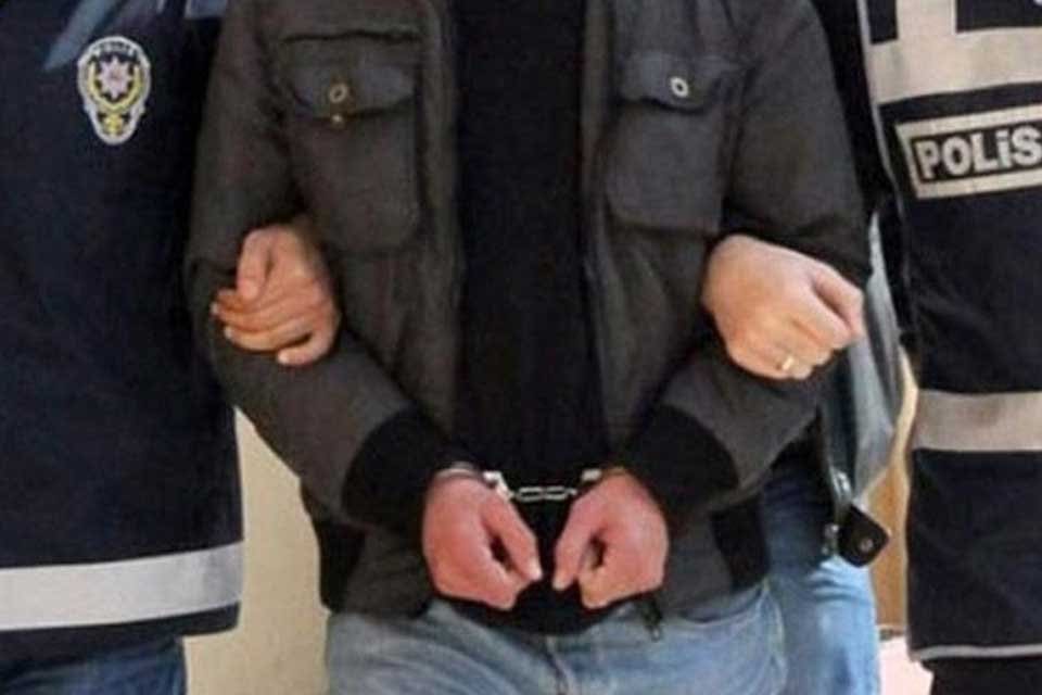 İzmir'de Buca Belediyesi ihalelerinde yolsuzluk olaylarına karıştıkları iddiasıyla g&ouml;zaltına alınan