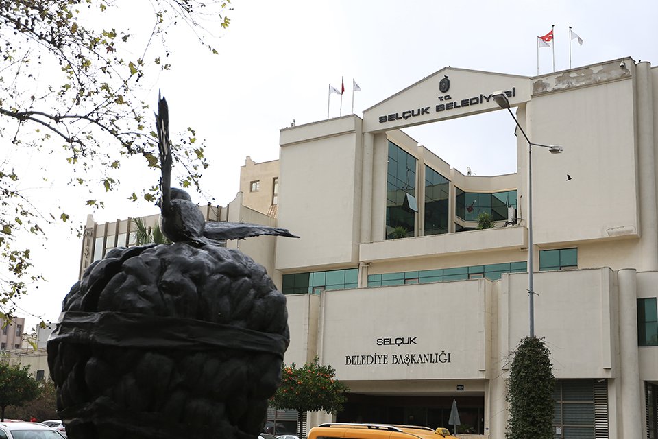 Efes Sel&ccedil;uk Belediyesi, AK Parti Sel&ccedil;uk İl&ccedil;e Başkanlığı tarafından yerleştirilen