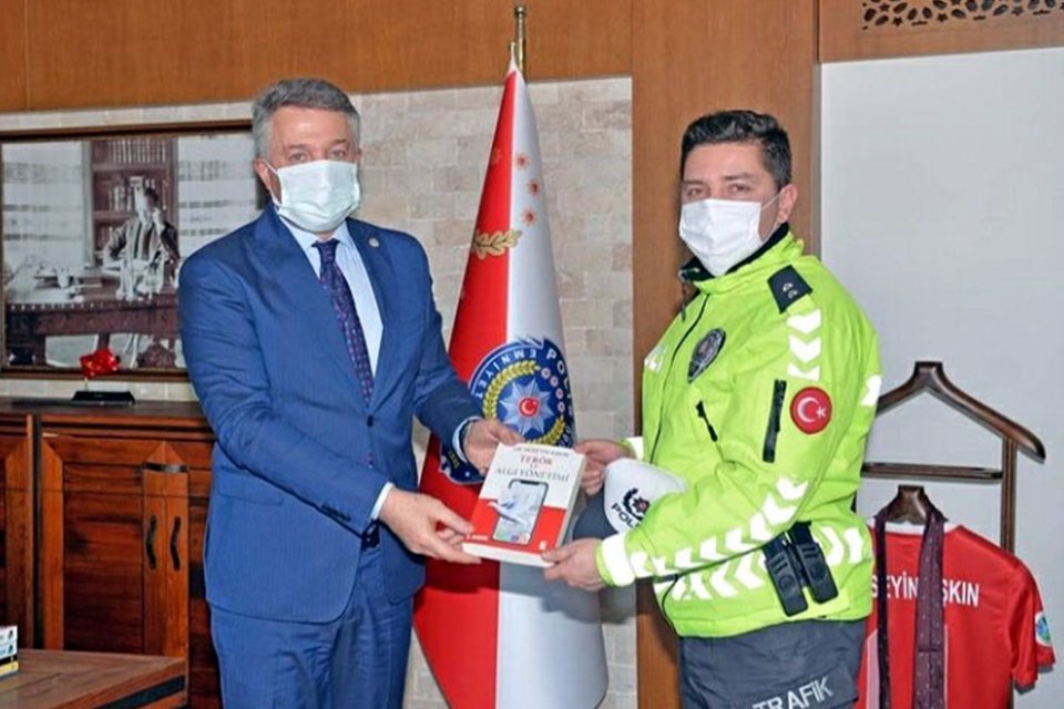 İzmir'de yaşanan sel felaketinde, beline kadar yükselen suyun içine girip,