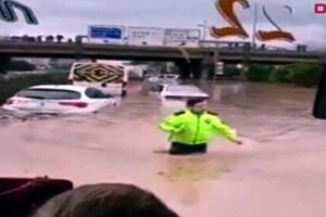 İzmir'de yaşanan sel felaketinde, komiser rütbesindeki bir polisin, beline kadar