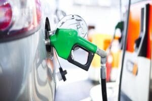 Rusya-Ukrayna savaşıyla birlikte brent petrol fiyatlarında dalganlanma s&uuml;rerken, benzin ve