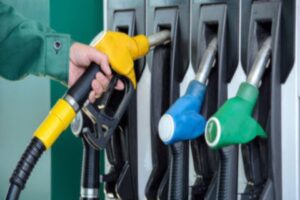 Brent petrol fiyatları ve dövizdeki değişikliklerle birlikte yurttaşlar benzin ve
