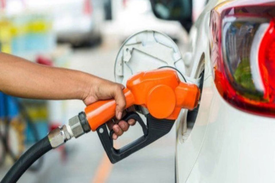 Rusya-Ukrayna savaşıyla birlikte brent petrol fiyatlarında dalganlanma s&uuml;rerken, benzin ve