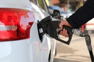 Bu geceden itibaren motorine 2 lira 25 kuruş, benzine 79