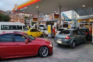 &Ouml;nceki g&uuml;n benzine ve motorine yapılan 40-41 kuruşluk zammın ardından,