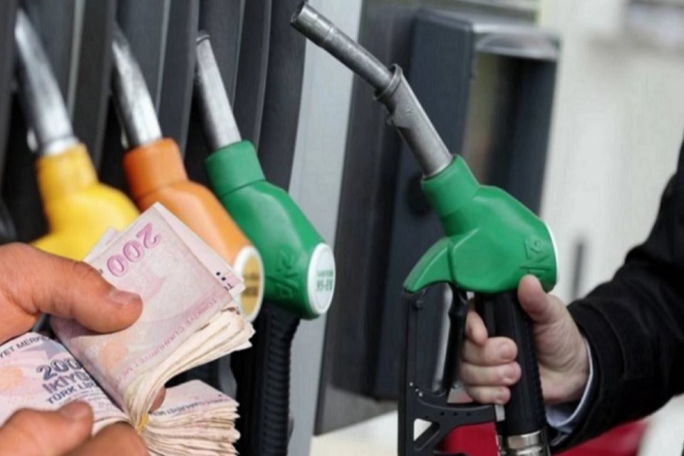 Rusya-Ukrayna savaşıyla birlikte brent petrol fiyatlarında dalganlanma s&uuml;rerken, benzin ve
