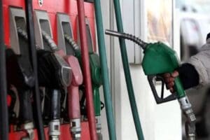 Pazartesi gecesi litrede motorine 1 lira 44 kuruş, benzine 57