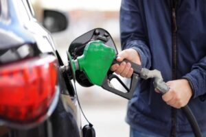 Rusya-Ukrayna savaşıyla birlikte brent petrol fiyatlarında dalganlanma s&uuml;rerken, benzin ve