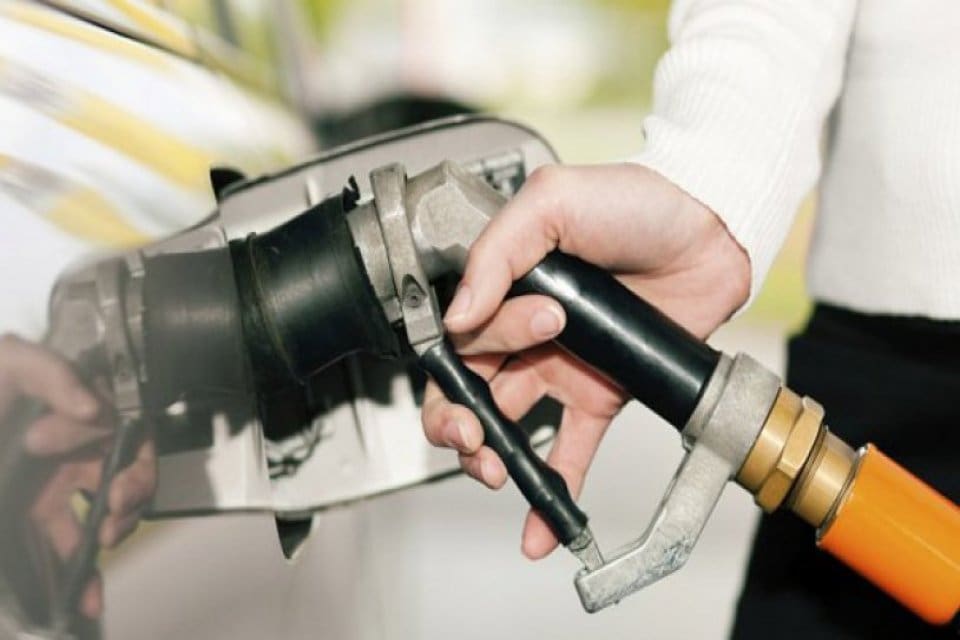 Benzine 39, motorine 32 kuruşluk zammın ardından bu gece de