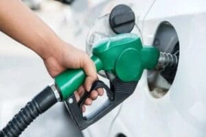 Petrol fiyatlarındaki gerilemeye paralel olarak bu gece yarısı benzinde indirim