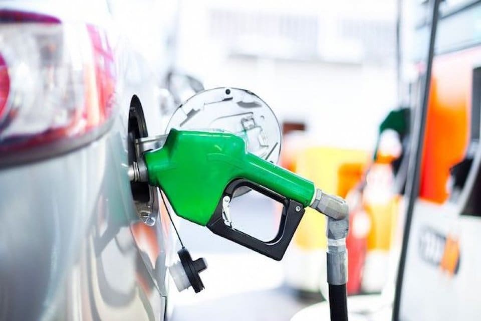 Rusya-Ukrayna savaşıyla birlikte brent petrol fiyatlarında dalgalanma s&uuml;rerken, benzin ve