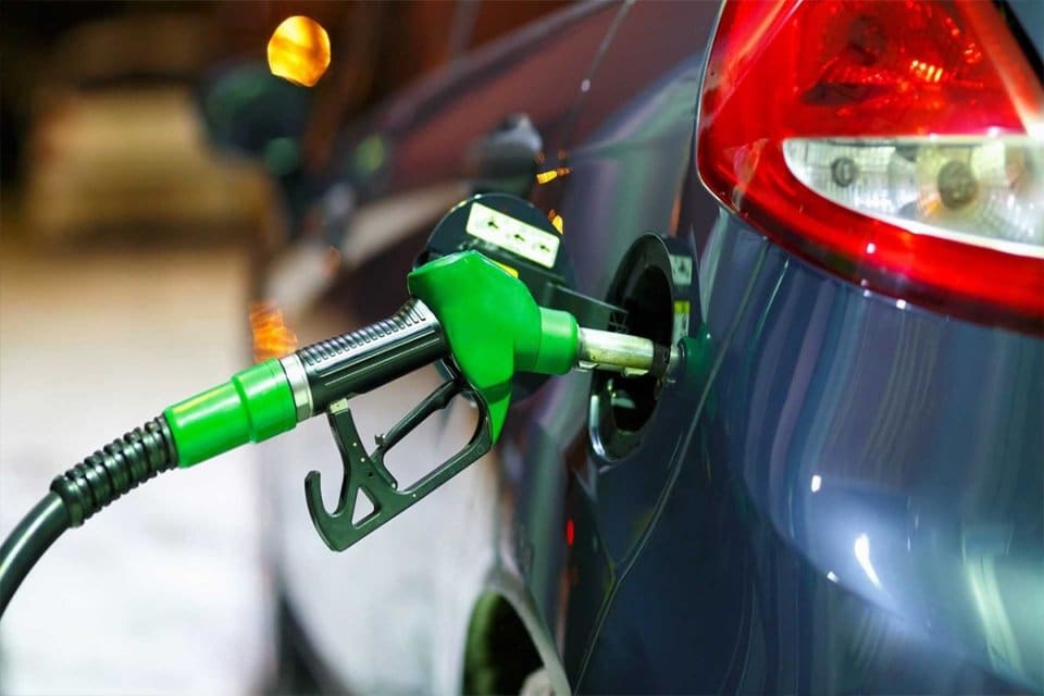 Brent petrol fiyatları ve d&ouml;vizdeki değişikliklerle birlikte vatandaşlar&nbsp;benzin ve motorin&nbsp;fiyatlarını