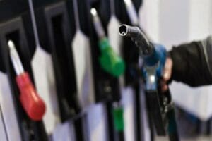 Dolar kurunun rekor kırmasının ardından benzine 44 kuruşluk zam kararı