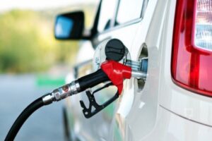 Yarından itibaren geçerli olmak üzere benzine 50 kuruş zam yapılması