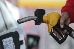 Artan dolar kuru nedeniyle benzinin litre fiyatına cuma gecesinden itibaren