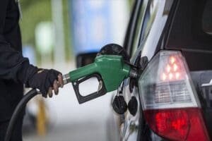 Motorine art arda gelen zamlar sonrasında benzine fiyat indirimi geliyor.