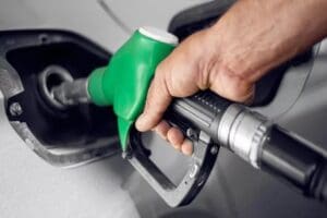 Petrol fiyatlarındaki d&uuml;ş&uuml;ş etkisiyle benzine bu gece indirim gelecek. D&uuml;n