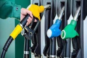 Akaryakıt fiyatlarında dalgalı tarifeler s&uuml;r&uuml;yor. Benzine 1 lira 54 kuruş