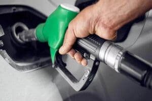 Rusya-Ukrayna savaşıyla birlikte brent petrol fiyatlarında dalganlanma s&uuml;rerken, benzin ve