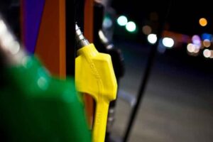 Benzine bu geceden itibaren geçerli olmak üzere zam geliyor. Sektör
