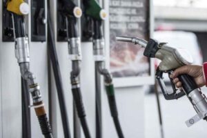 Benzinin litre fiyatına bug&uuml;nden ge&ccedil;erli olmak &uuml;zere 80 kuruşluk zam