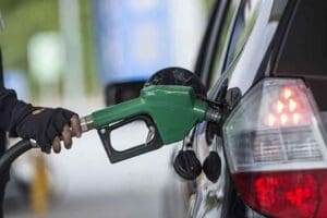 Rusya-Ukrayna savaşıyla birlikte brent petrol fiyatlarında dalganlanma s&uuml;rerken, benzin ve