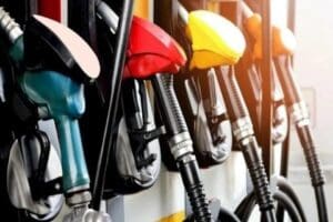 Bu gece yarısından itibaren benzine zam, motorine ise indirim gelecek.