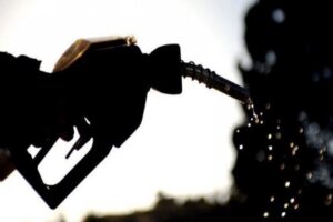 Benzinin litre fiyatına bu geceden itibaren geçerli olmak üzere 44