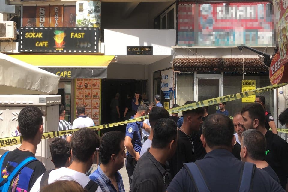 İzmir'in Karşıyaka il&ccedil;esinde, bir iş hanındaki berber d&uuml;kkanına gelen kimliği