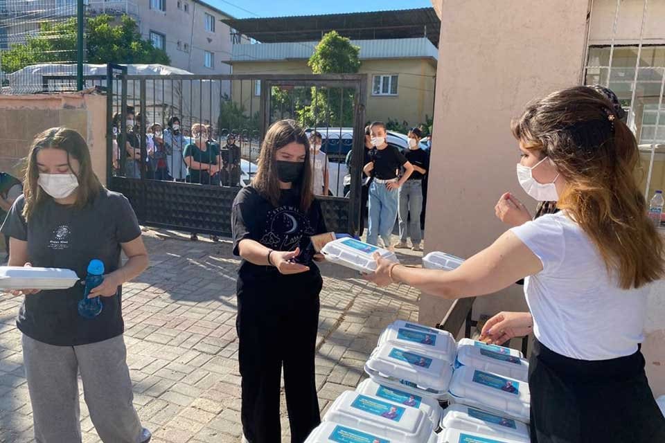 Bergama&rsquo;da LGS&rsquo;ye giren, &ouml;ğrencilere i&ccedil;erisinde su, kek ve meyve suyundan