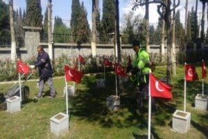 Bergama şehir mezarlığı girişinde yer alan şehitlikte bakım ve temizlik