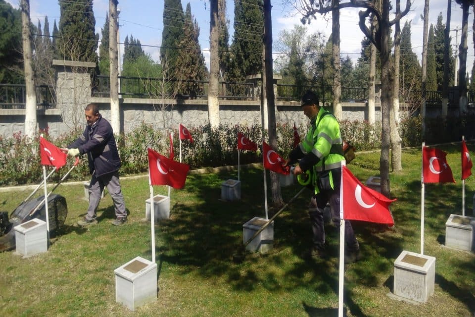 Bergama şehir mezarlığı girişinde yer alan şehitlikte bakım ve temizlik