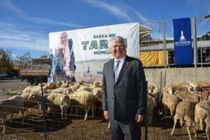 Kırsalda k&uuml;&ccedil;&uuml;k &uuml;reticiye desteklerini s&uuml;rd&uuml;ren İzmir B&uuml;y&uuml;kşehir Belediyesi, Bergama'da 17&rsquo;si