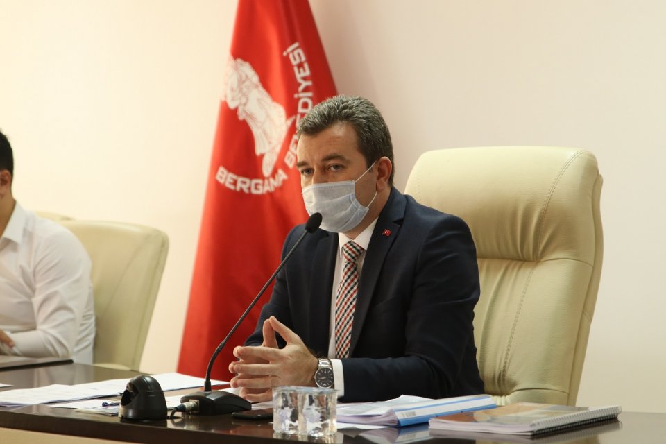 Koronavirüs nedeniyle zor günler geçiren esnaflara Bergama Belediyesi tarafından kira
