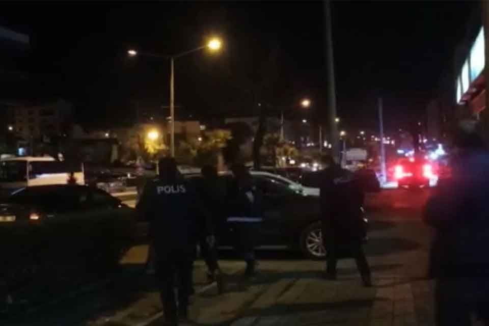 İZMİR'in Bergama il&ccedil;esinde, bir otele d&uuml;zenlenen fuhuş operasyonunda yakalanan 5