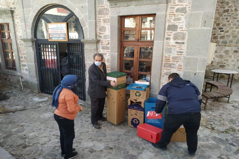 Bergama Belediyesi tarafından 'Sıfır Atık' projesi kapsamında il&ccedil;ede faaliyet g&ouml;steren