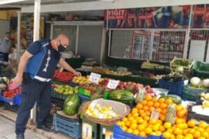 Bergama Belediyesi Zabıta Ekipleri tarafından Koronavir&uuml;s tam kapanma s&uuml;recinde İl&ccedil;ede