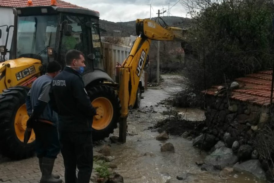 Aşırı yağışlar nedeniyle Bergama’nın kırsal mahallelerinde bulunan derelerde meydana gelen