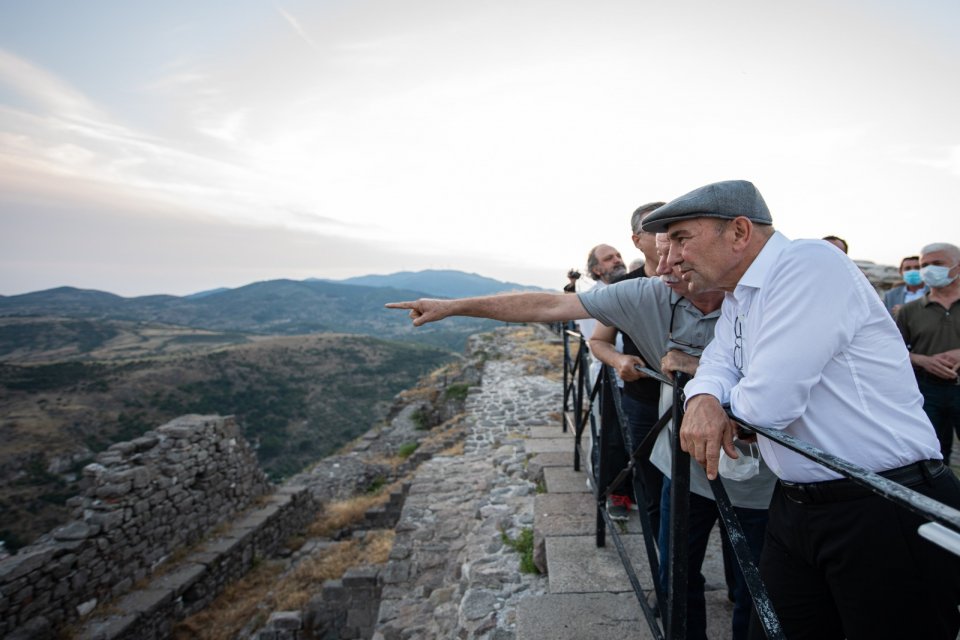 Zeus Sunağı&rsquo;nın anavatanı Bergama&rsquo;ya getirilmesi i&ccedil;in &ccedil;alışmalarını s&uuml;rd&uuml;ren İzmir B&uuml;y&uuml;kşehir