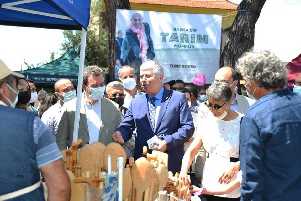 İzmir B&uuml;y&uuml;kşehir Belediyesi k&ouml;yl&uuml; ve &ccedil;ift&ccedil;iyi t&uuml;keticiyle aracısız buluşturan yerel