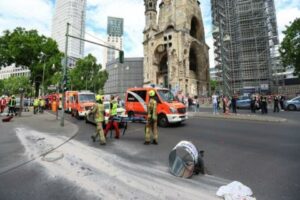 Almanya’nın başkenti Berlin’de aracıyla kalabalığın arasına dalan ve 1 kişinin