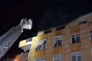İzmir'in Konak ilçesinde, 5 katlı binanın çatı katında çıkan yangın