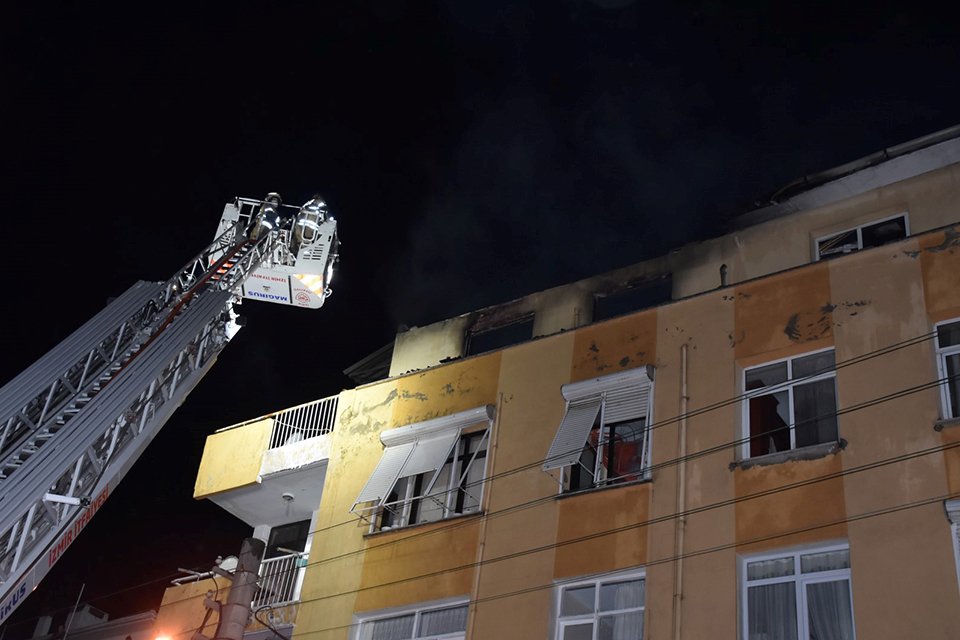 İzmir'in Konak ilçesinde, 5 katlı binanın çatı katında çıkan yangın