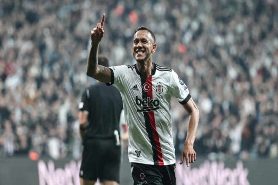 Beşiktaş, Josef de Souza'nın s&ouml;zleşmesinin feshedildiğini TFF'ye bildirdi. Beşiktaş Kul&uuml;b&uuml;,