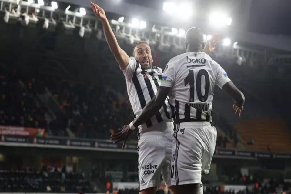 Beşiktaş, S&uuml;per Lig'in 25. haftasında Başakşehir'i deplasmanda 2-0 mağlup ederek